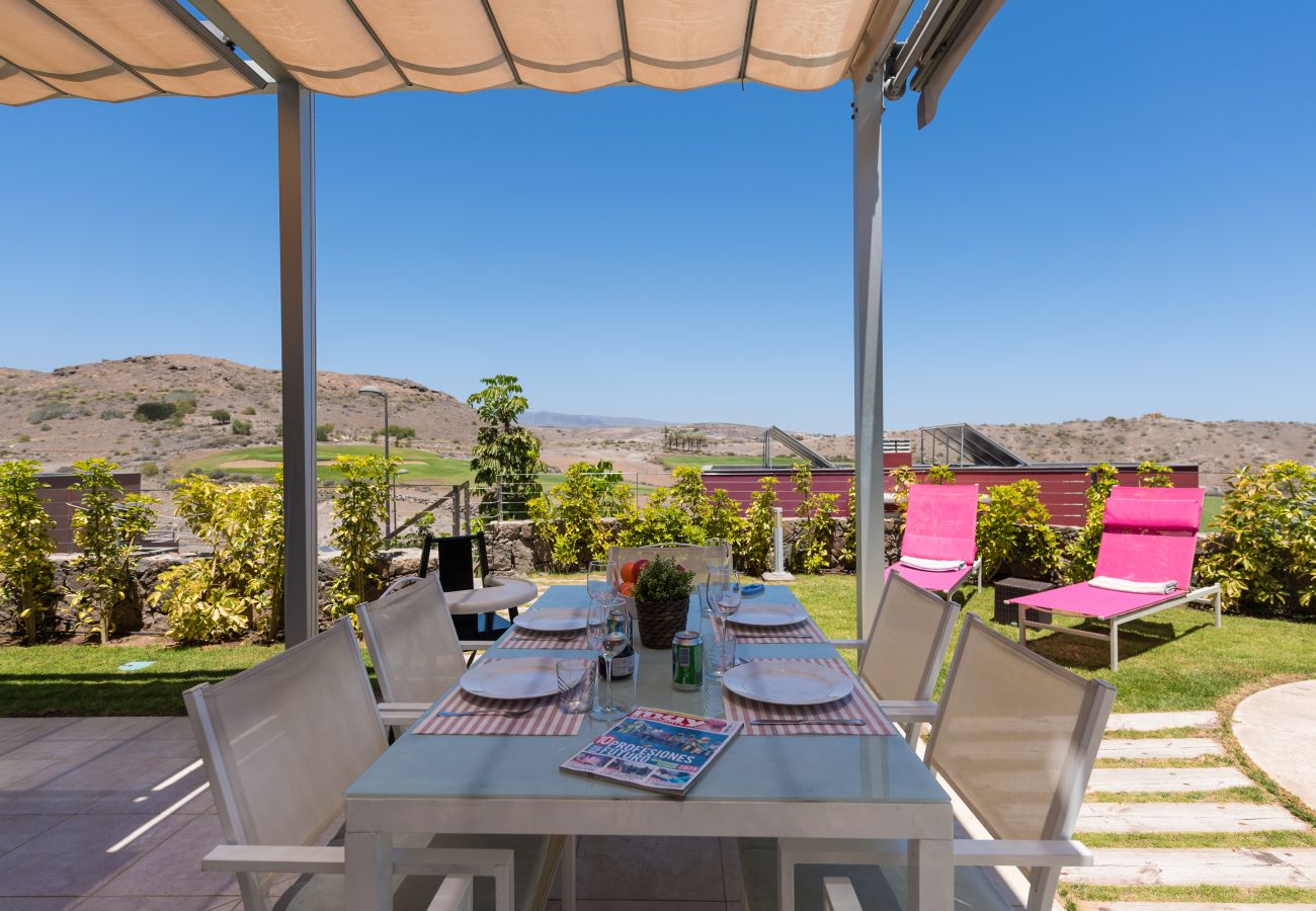 villa con terraza y piscina en el salobre golf gran canaria