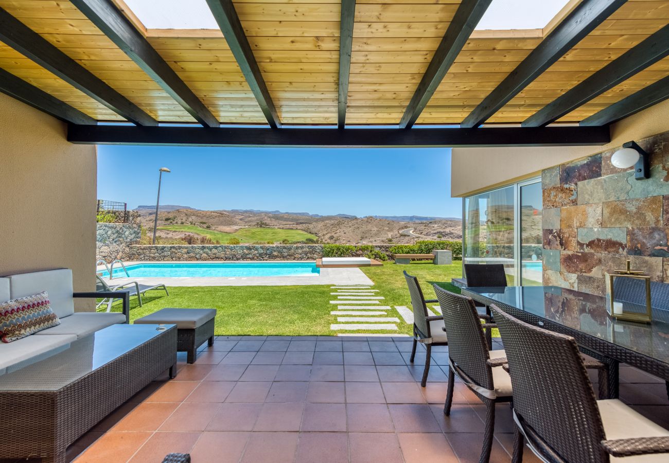 villa con jardín y piscina privada en salobre golf gran canaria