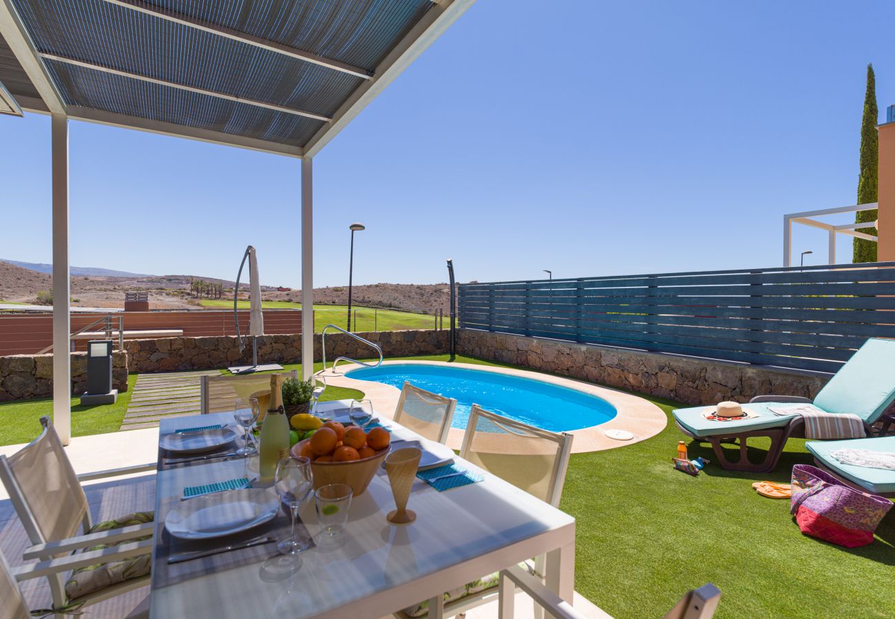 terraza con vistas al campo de golf salobre gran canaria