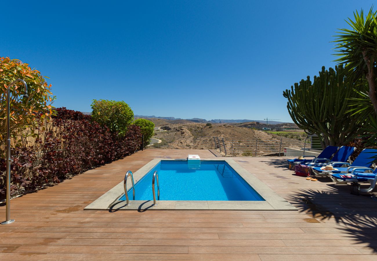 alquiler vacacional con piscina y vistas al golf en el salobre