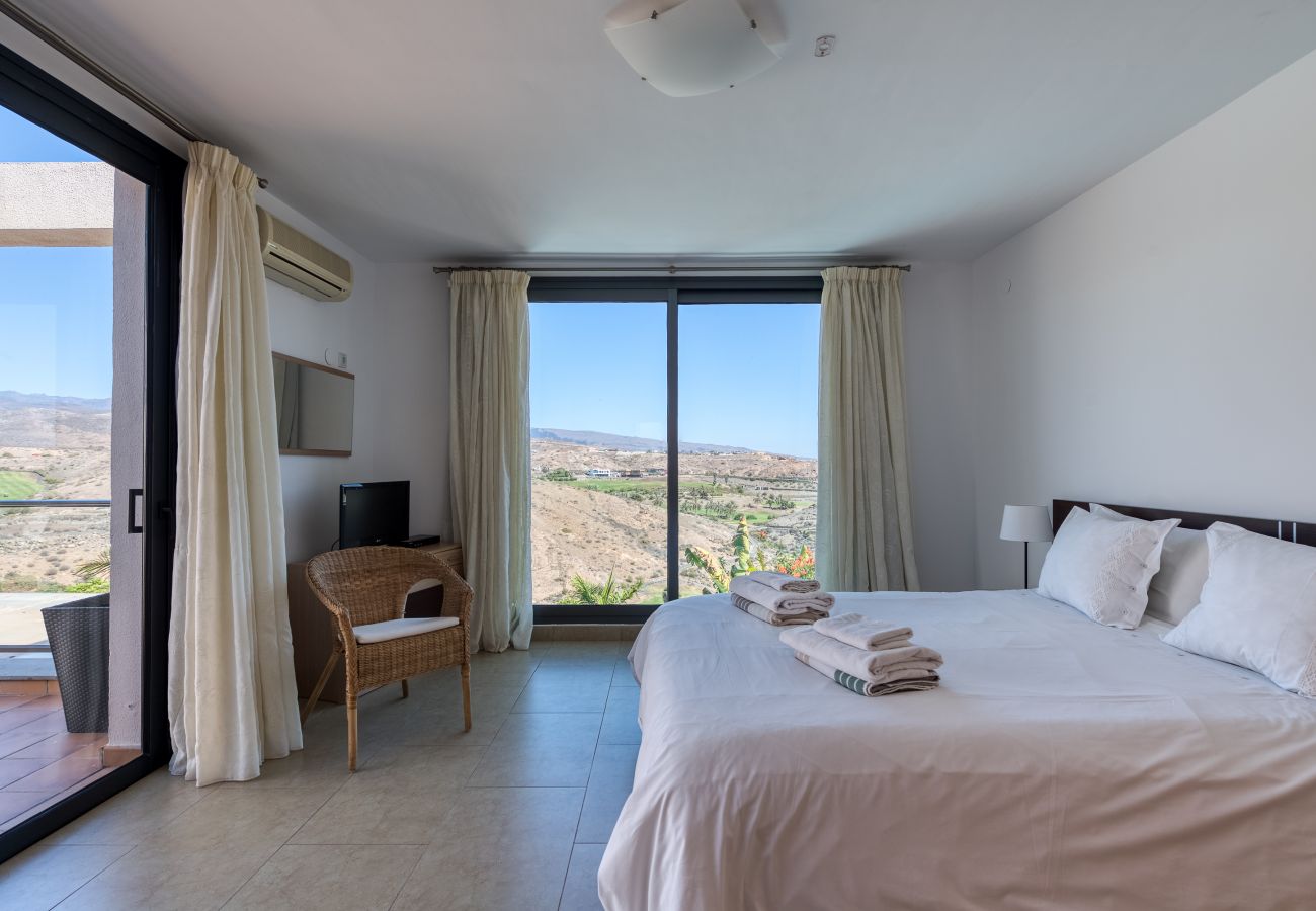 habitación con vistas al campo de golf de salobre