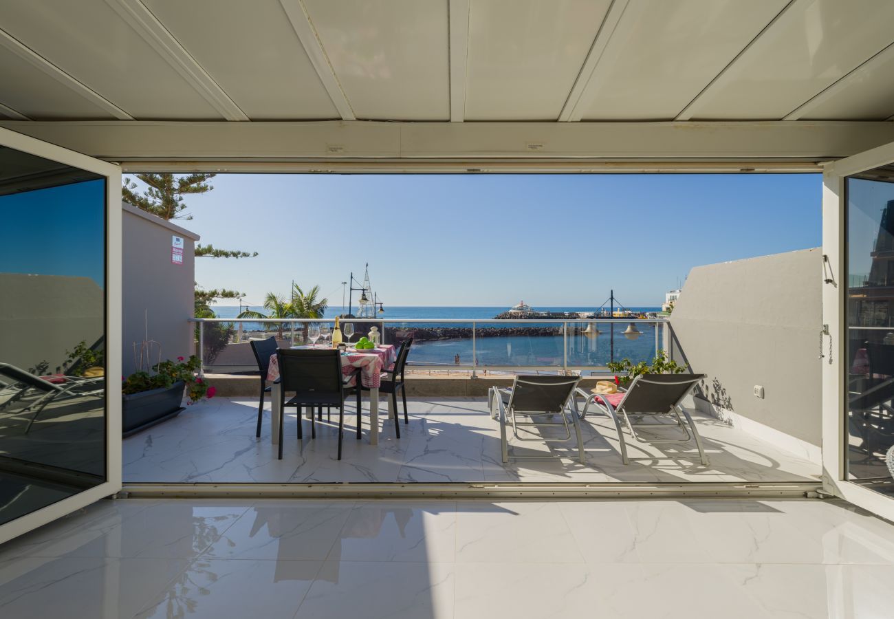 estupenda terraza con vistas al mar en playa de mogan gran canaria