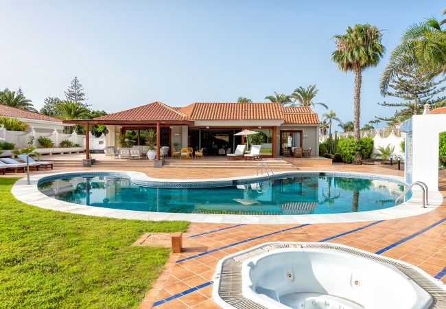 Villa con piscina y jacuzzi en Maspalomas Gran Canaria