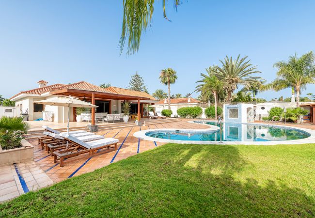 villa con piscina en Maspalomas Gran Canaria con jardin