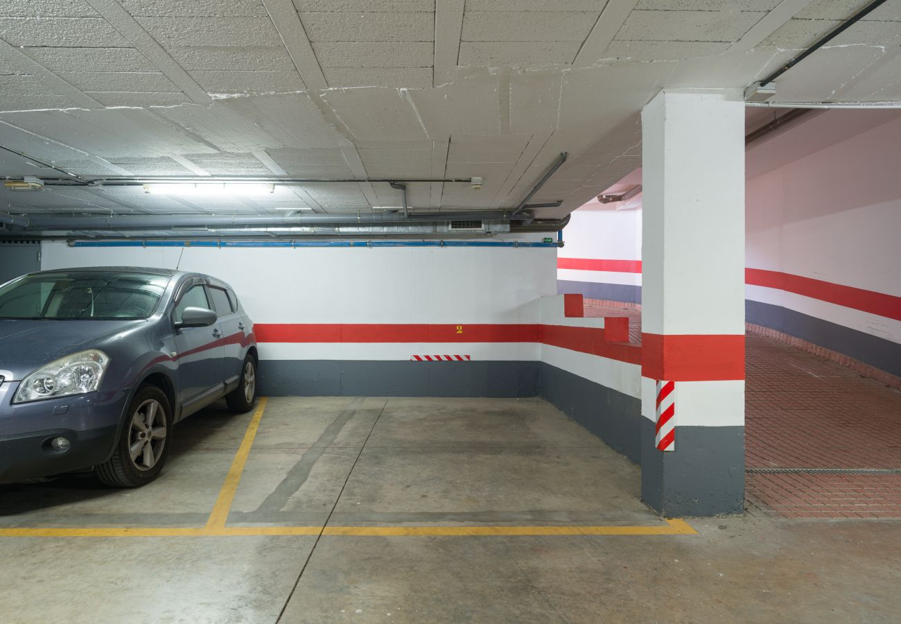 Plaza de garaje  en el mismo edificio. Casa en Mogán - Paseo de los Pescadores 42