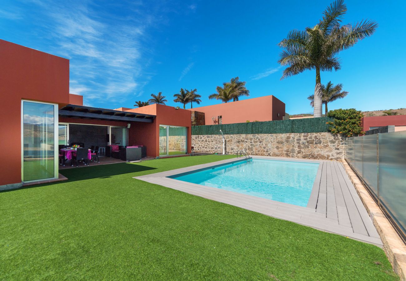 private swimming pool villa in el salobre golf gran canaria