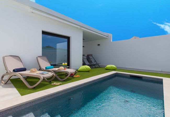 Private and heated swimming pool in a house in maspalomas