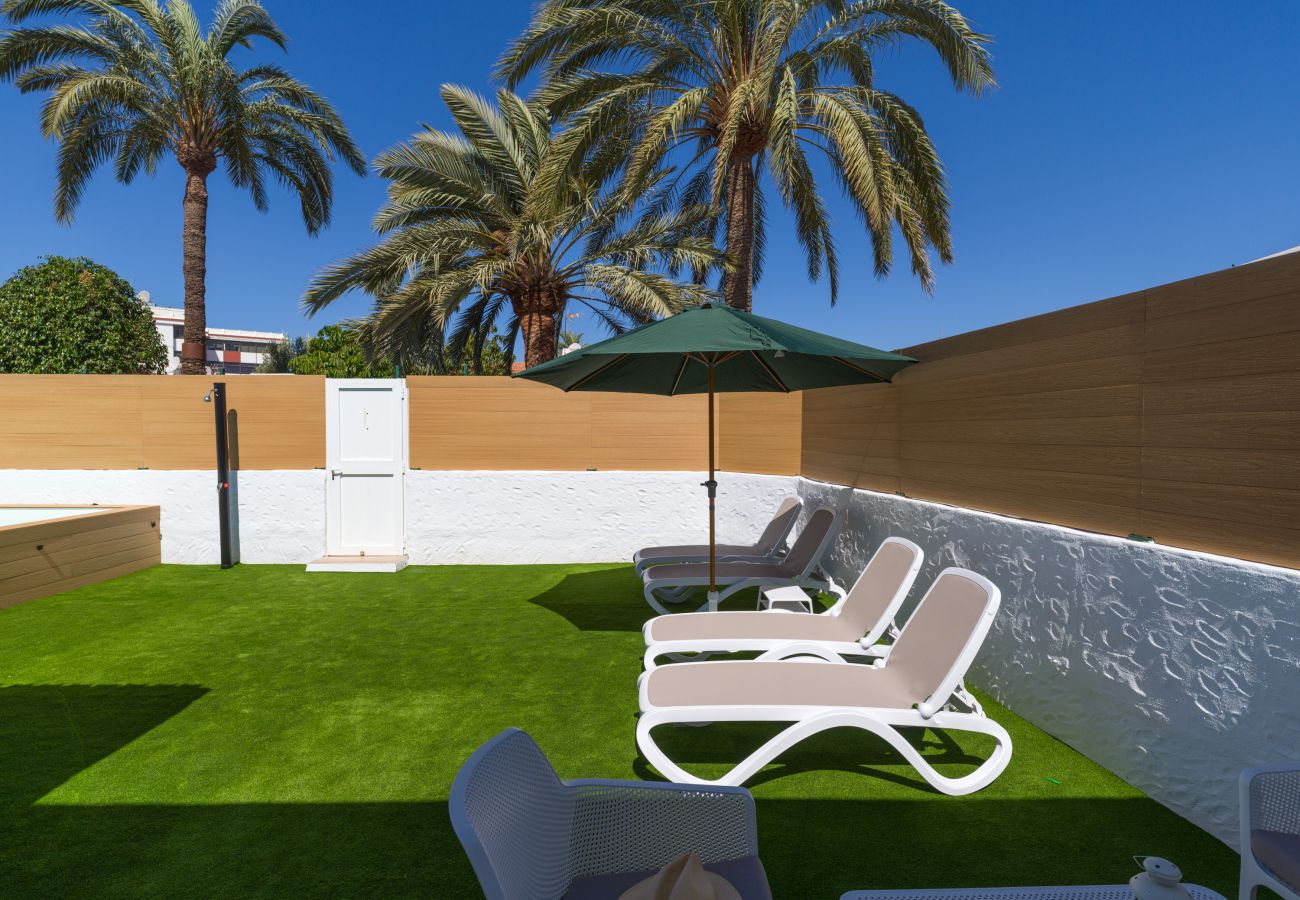 private garden with sun loungers and swimming pool in playa del inglés